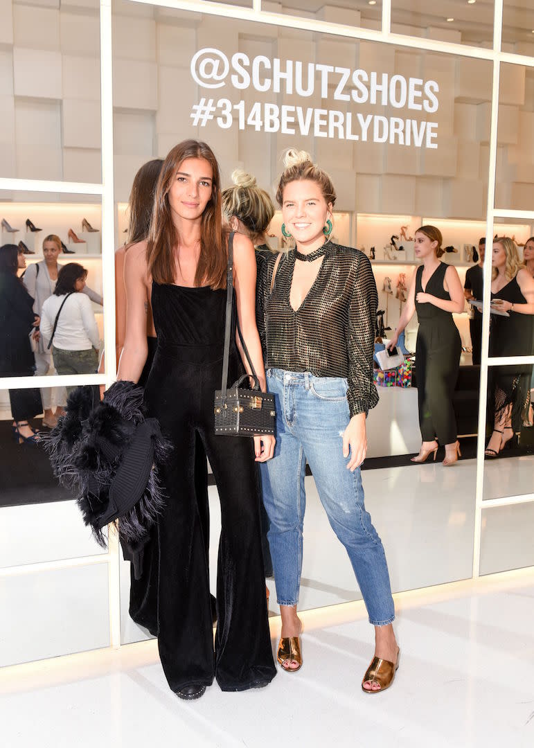 <p>Die Fashion-Influencerinnen Carol Perlingeiro (links) und Nathalia Medeiros kamen im glamourös-lässigen Looks mit stylischer Boho-Note nach Los Angeles, um bei der Jubiläumsparty von Schutz Shoes dabei zu sein. Vor allem der schwarze Jumpsuit hat starken Trend-Charakter. (Foto: Action Press) </p>