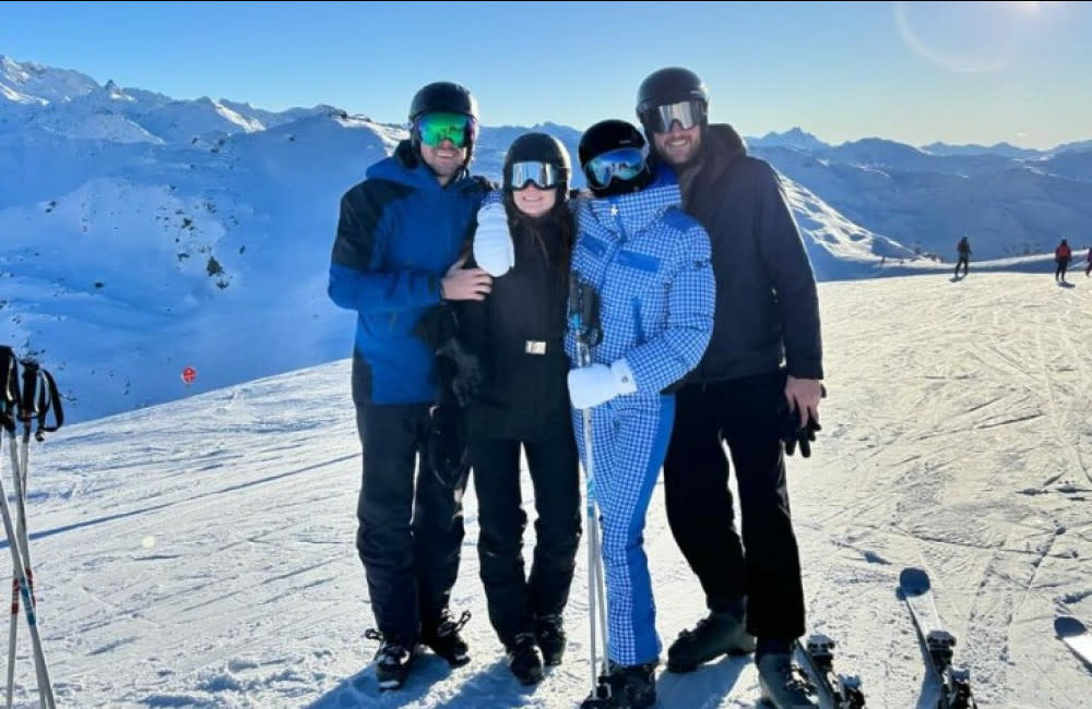 Sophie, Peregrine und Freunde auf der Piste credit:Bang Showbiz