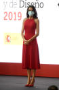 Su <em>total red look</em> de los Premios Nacionales de Innovación y Diseño 2019, obviamente, no podía faltar en esta selección. Y es que aquel vestido rojo con escote halter le sentaba de maravilla a la reina. (Foto: Carlos Alvarez / Getty Images)