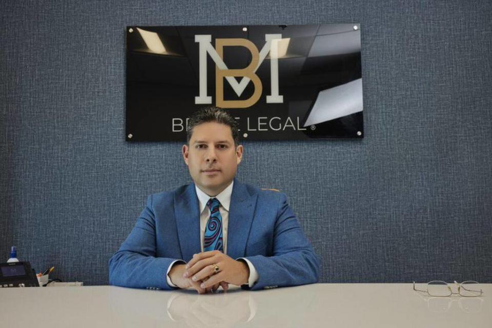 Si desea contactar al abogado de inmigración Héctor Benítez Cañas, puede llamar al 786-558-5625 o mandarle un correo electrónico a consultas@benmelegal.org.