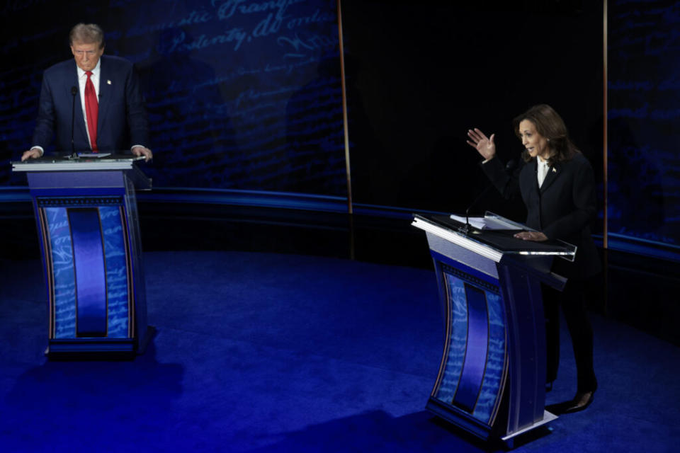 El candidato presidencial republicano, el expresidente estadounidense Donald Trump, y la candidata presidencial demócrata, la vicepresidenta estadounidense Kamala Harris, debaten por primera vez durante la campaña electoral presidencial en el Centro Nacional de la Constitución el 10 de septiembre de 2024, en Filadelfia.