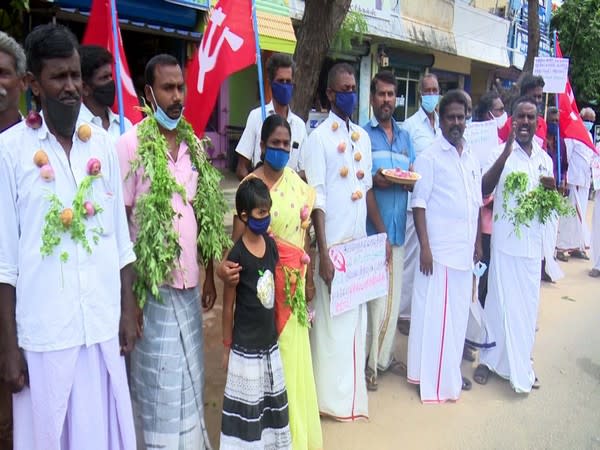 CPI (M) protestors wore garlands made of onions and potatoes to draw attention to the cause. 