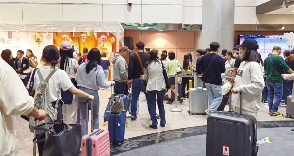 入境台灣第600萬名旅客出爐！　新加坡夫婦4度重遊最愛「蚵仔麵線」