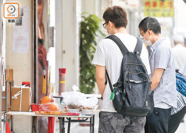 長生店外有市民擺放祭品拜祭。（黃仲民攝）