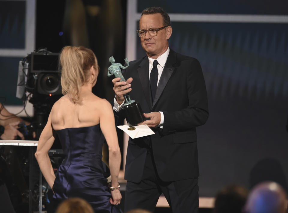 Renee Zellweger, izquierda, recibe el premio a la mejor actuación femenina por "Judy" del presentador Tom Hanks en la 26a edición de los Pemios del Sindicato de Actores de la Pantalla en el Shrine Auditorium & Expo Hall el domingo 19 de enero de 2020 en Los Angeles. (Foto/Chris Pizzello)