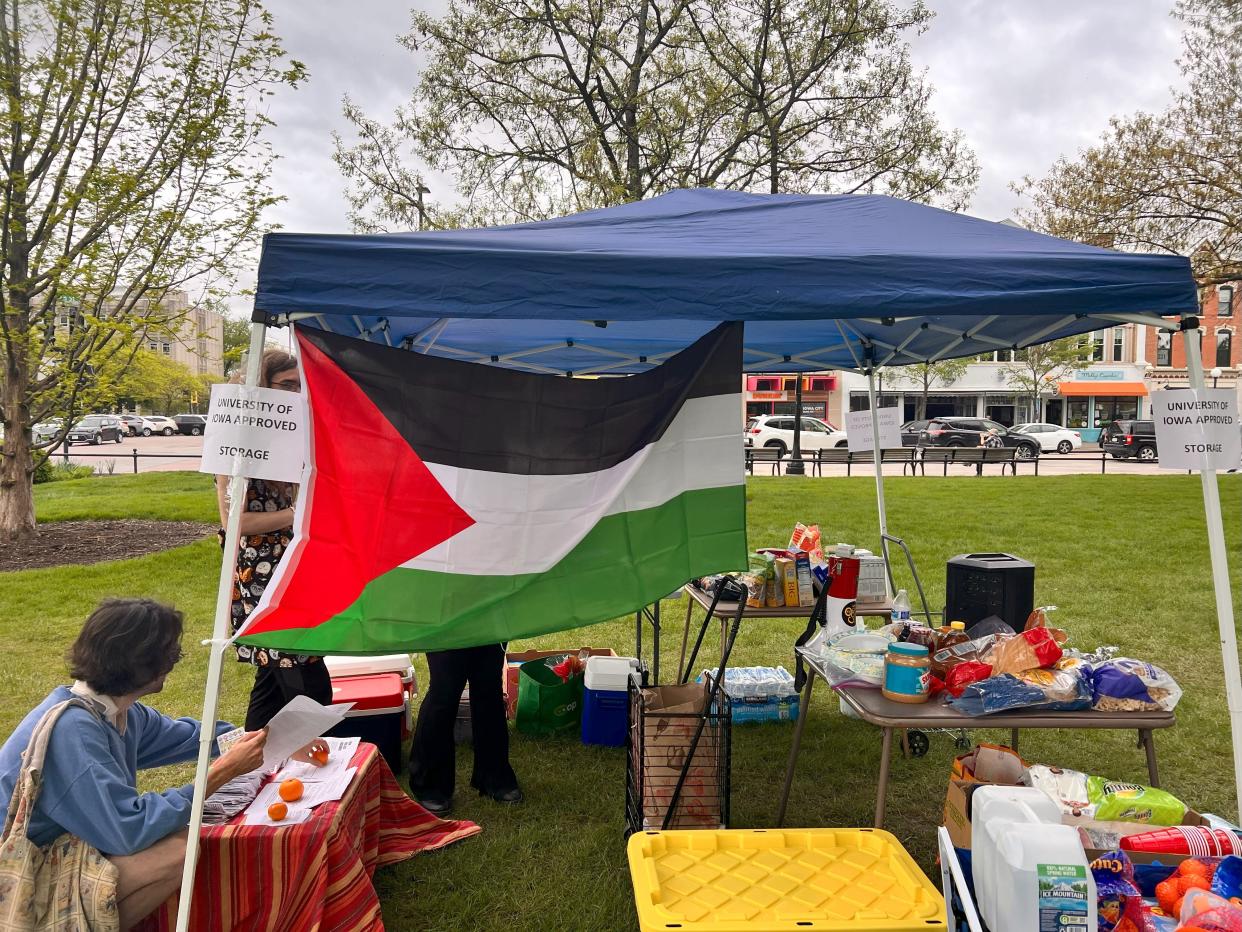 People's University of Palestine," an organized demonstration organized by  Iowa City Students for Justice in Palestine (SJP) as a way for the University of Iowa community to stand in solidarity with student encampments.