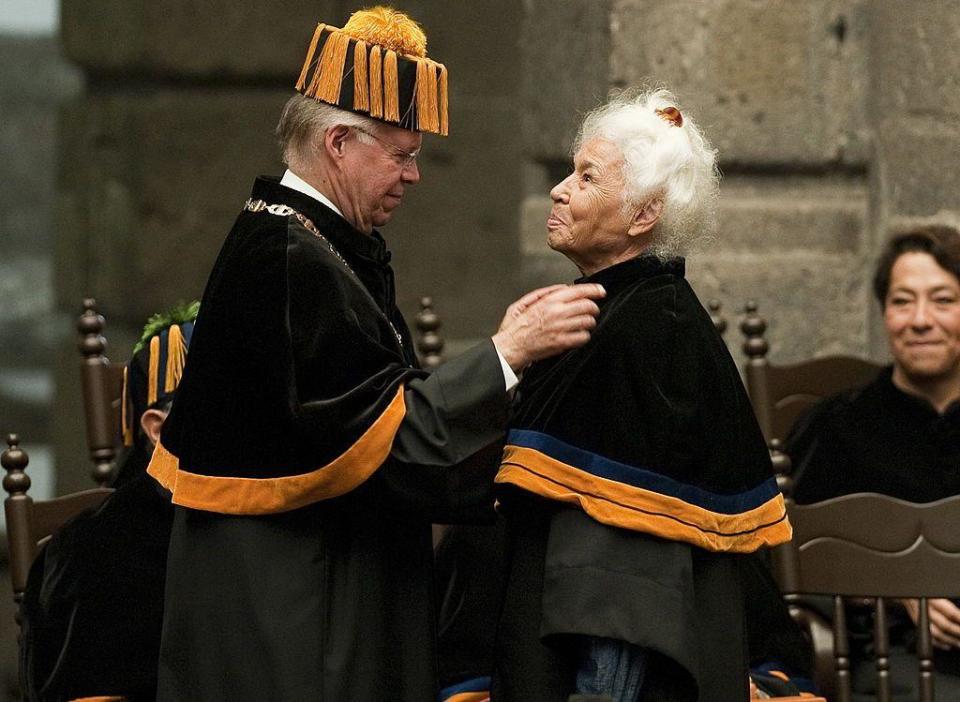 Nawal el Saadawi recibiendo el doctorado honoris causa de la Universidad Nacional Autónoma de México.