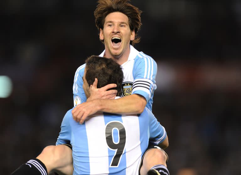 Messi se abraza con Pipa Higuaín, en las eliminatorias 2012 contra Ecuador 