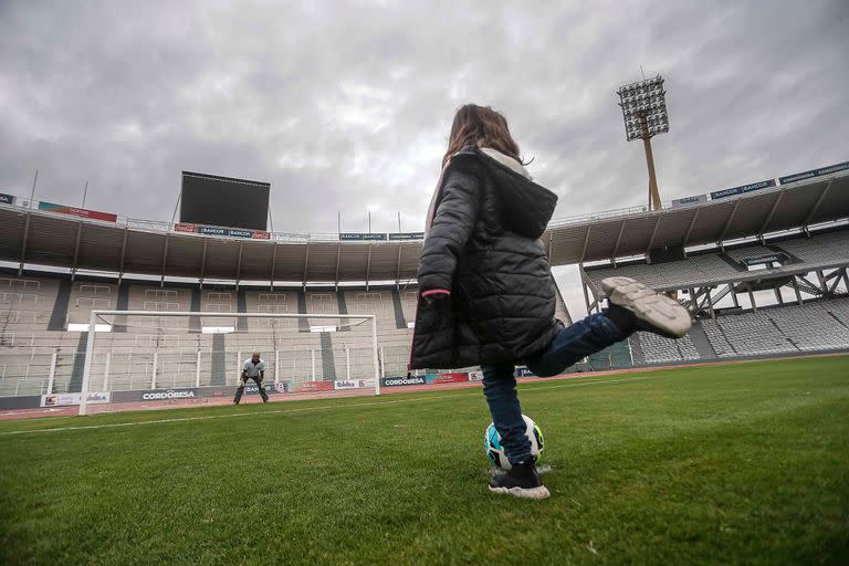 Guada, su nieta, ejecuta un penal ante su abuelo, que en su momento se convirtió en el primer arquero en atajarle un tiro de ese tipo a Diego Maradona.