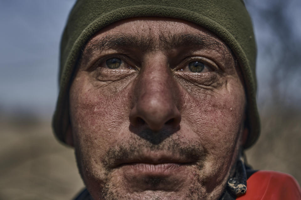 烏克蘭士兵無懼瓦格納傭兵的猛烈攻擊，臉上表情盡顯剛毅。(畫面來源：AP)