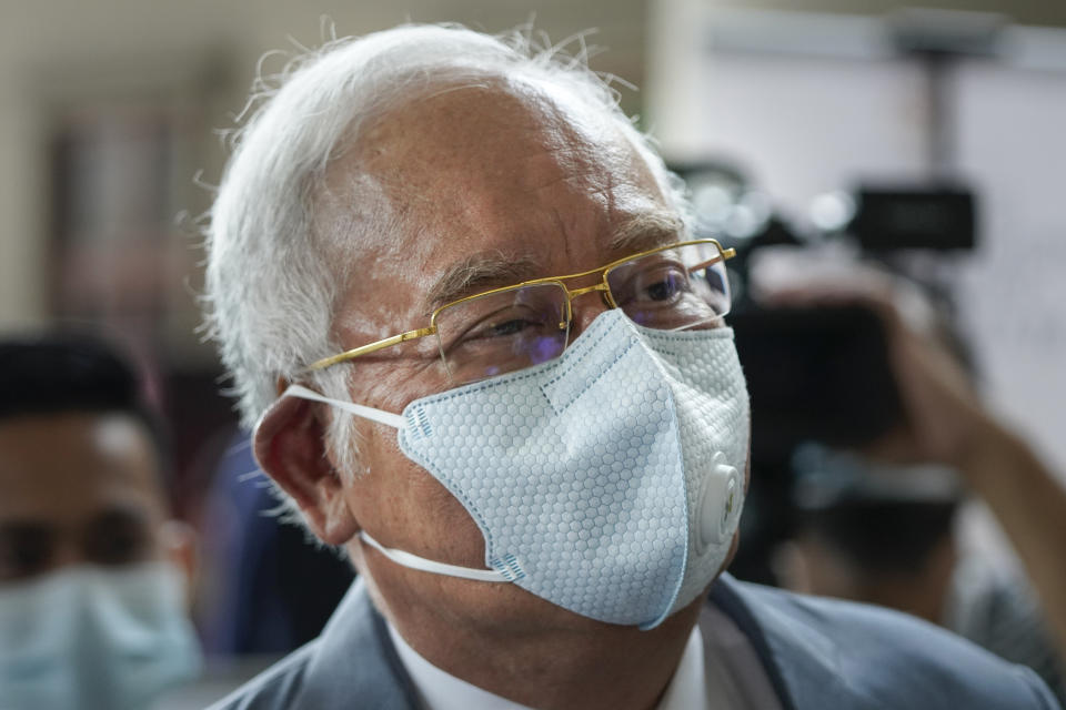 Former Malaysian Prime Minister Najib Razak wearing a face mask arrives at court house in Kuala Lumpur, Malaysia, Thursday, June 4, 2020. Closing arguments are expected in the first corruption trial of him linked to the multibillion-dollar looting of the 1MDB state investment fund. (AP Photo/Vincent Thian)