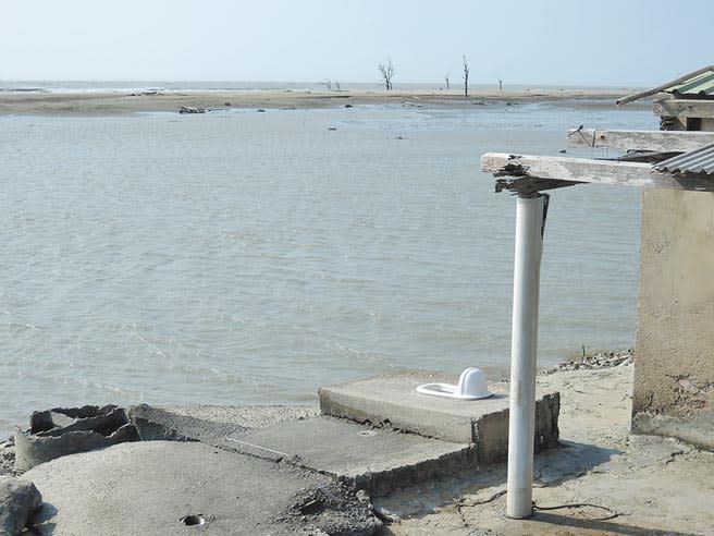 嘉義縣東石鄉白水湖壽島廢棄工寮旁的露天蹲式馬桶近日成暴紅打卡景點。。（張毓翎攝）