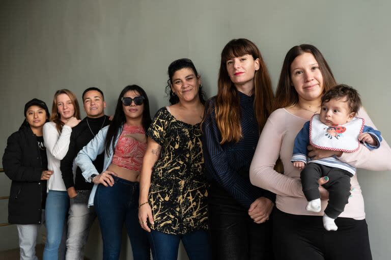 Hay equipo: Paulita Asturayme, Estefanía Hardcastle, Ignacio Rodríguez, Noelia Pérez, Carla Canteros, Lola Arias, Yoseli Arias con su bebé, Eitban