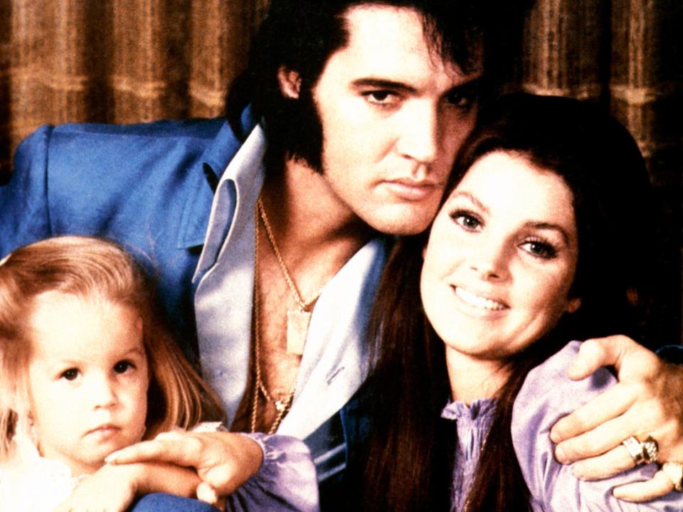 USA Photo of Lisa-Marie PRESLEY and Priscilla PRESLEY and Elvis PRESLEY, with his wife Priscilla and daughter Lisa-Marie - c.1970