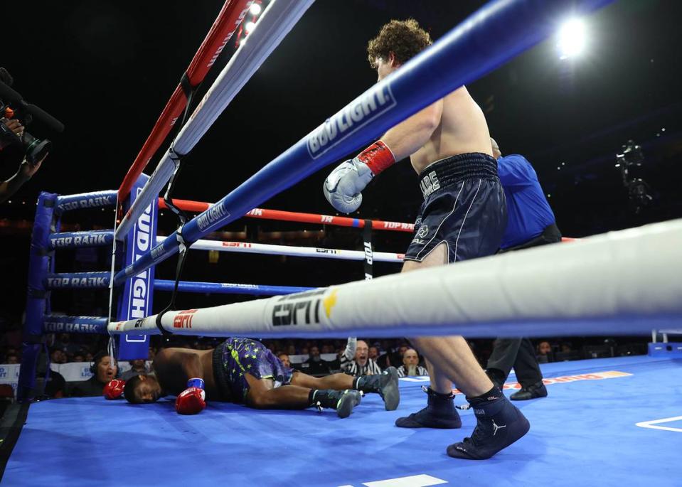 Richard Torrez Jr. derriba a Willie Jake Jr. durante su pelea de peso pesado en el Desert Diamond Arena, el sábado 12 de agosto de 2023, en Glendale, Arizona.