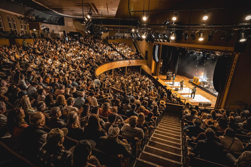 Randy Rogers Band onstage at a sold-out Ryman Auditorium