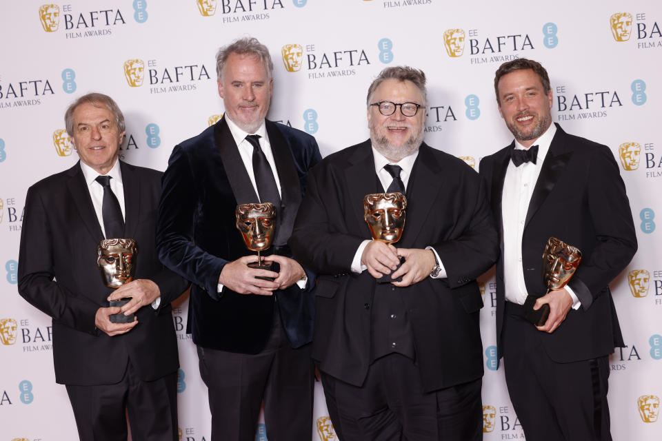 Gary Ungar, de izquierda a derecha, Mark Gustafson, Guillermo del Toro y Alex Bulkley, ganadores del premio de película animada por "Pinocchio" posan en la 76a entrega de los Premios BAFTA de la Academia Británica de Cine, en Londres, el 19 de febrero de 2023 (Foto Vianney Le Caer/Invision/AP)