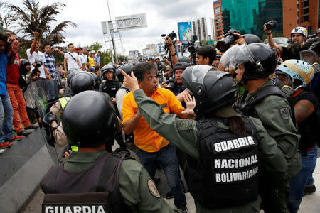 Opposition supporters clash with Venezuelan National Guards during a rally to demand a referendum to remove President Nicolas Maduro in Caracas, Venezuela, June 7, 2016. REUTERS/Carlos Garcia Rawlins