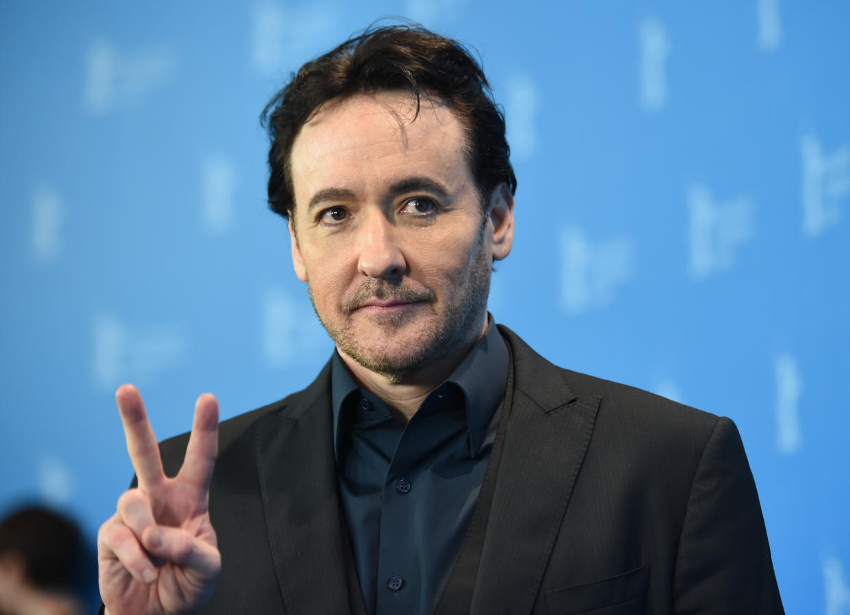 Actor John Cusack says Chicago police officers 'came at hime with batons' during the protests in Chicago on Saturday evening.  (Photo: Britta Pedersen/picture alliance via Getty Images)