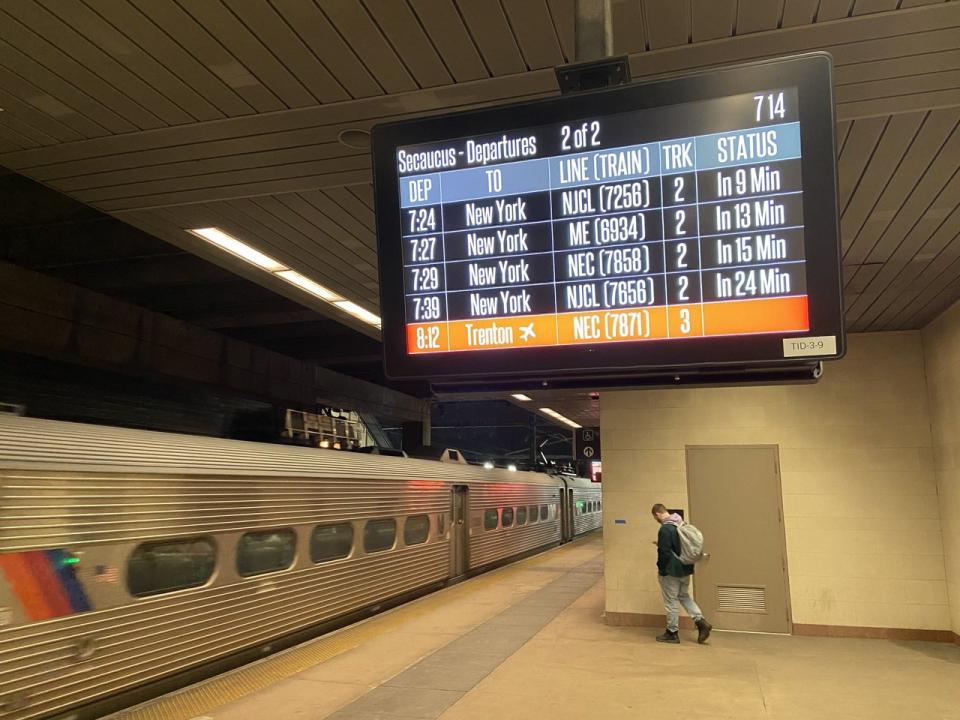 在過去一周的五個工作日內，紐新兩州間的鐵路交通在通勤高峰時段出現了三次嚴重延誤，其中兩次與高溫天氣有關。(記者許君達／攝影)