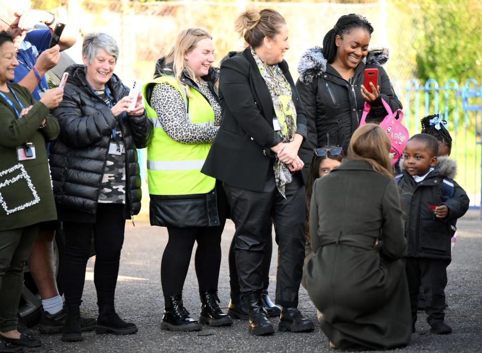 kate middleton sweet exchange little boy childrens centre