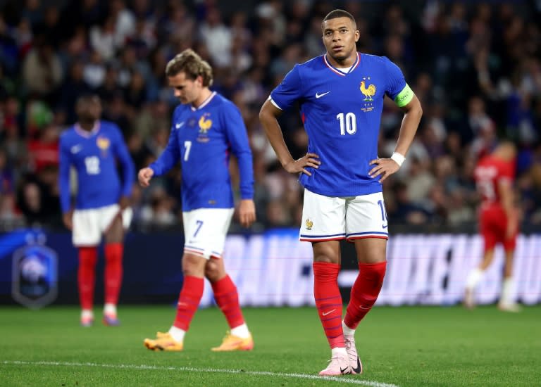 El delantero francés Kylian Mbappe (derecha) reacciona durante el partido amistoso Francia-Luxemburgo en Longeville-les-Metz, este de Francia, el 5 de junio de 2024 (FRANCK FIFE)