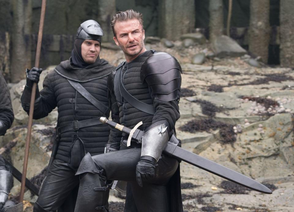 <p>Na, hätten Sie ihn erkannt? Hinter der Maske mit den tiefen Narben und der großen, unförmigen Nase steckt ebenfalls David Beckham. "King Arthur: Legend of the Sword" (2017) war nach "Codename U.N.C.L.E." (2015) bereits der zweite Film von Regisseur Ritchie, in dem Becks einen Gastauftritt hatte. Überhaupt scheint der britische Filmemacher ein Faible für Ex-Kicker zu haben ... (Bild: 2017 Warner Bros / Village Roadshow Films/Ratpac Dune / D. Smith)</p>