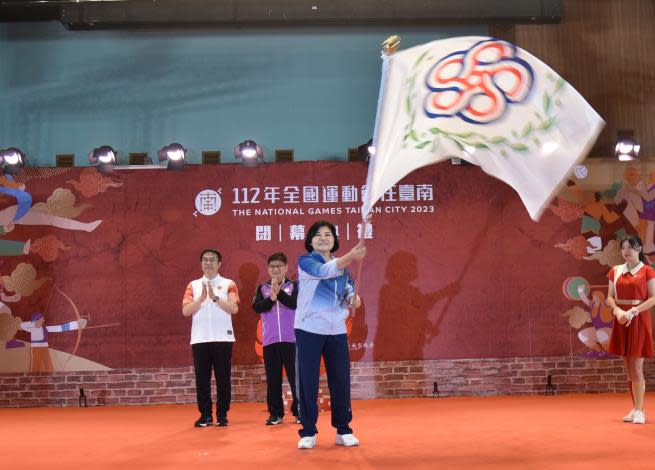 ▲雲林縣長張麗善自臺南市長黃偉哲手中接下全運會會旗，正式宣告「114年全國運動會」在雲林。(記者劉春生攝)