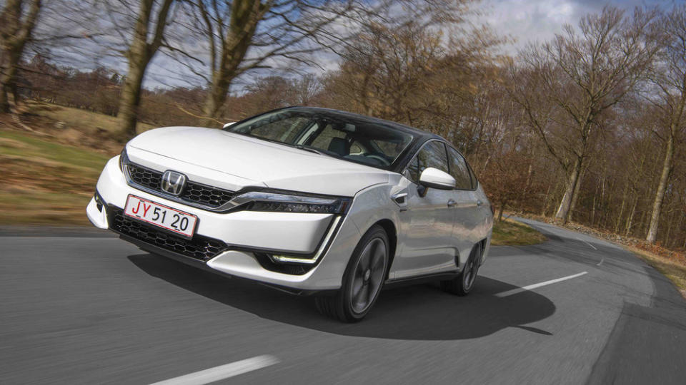 Japaner und Amerikaner haben es gut. Sie können sich hinter das Lenkrad des Honda Clarity setzen, bis zu 650 Kilometer emissionsfrei stromern und in drei Minuten wieder volltanken. Europäern bleibt die Hightech-Brennstoffzellen-Limousine verwehrt. Warum eigentlich?