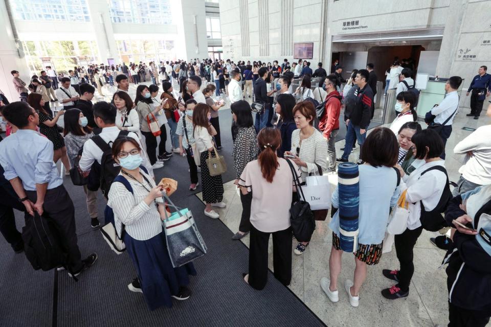 人们聚集在台北台北 101 办公楼大厅（CNA/法新社来自 Getty Images）