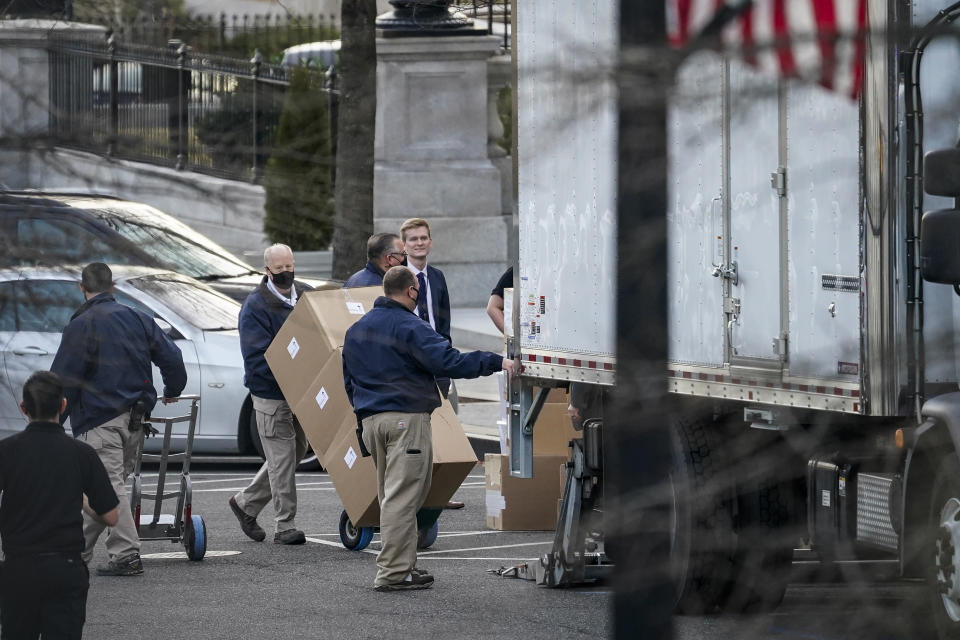 Schon seit einer Woche laufen die Umzugsarbeiten am Weißen Haus. Hier werden gerade Kartons aus dem Eisenhower Executive Office Building verladen. (Bild: Drew Angerer/Getty Images)