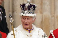 <p>König Charles III., der die kaiserliche Staatskrone trägt, verlässt die Westminster Abbey.</p> 