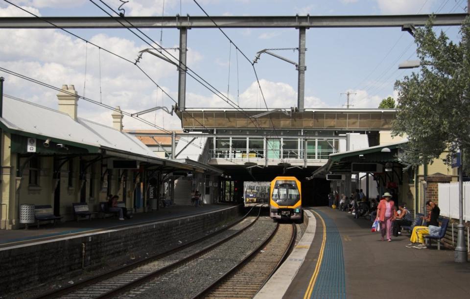 Straightening up: the curved platform of Campsie train station, on the Bankstown line in south-western Sydney, is being converted for automatic trains as part the NSW government’s Sydney Metro rail project. <a href="https://commons.wikimedia.org/wiki/File:Campsie_station.jpg" rel="nofollow noopener" target="_blank" data-ylk="slk:Wikimedia Commons;elm:context_link;itc:0;sec:content-canvas" class="link ">Wikimedia Commons</a>, <a href="http://creativecommons.org/licenses/by/4.0/" rel="nofollow noopener" target="_blank" data-ylk="slk:CC BY;elm:context_link;itc:0;sec:content-canvas" class="link ">CC BY</a>