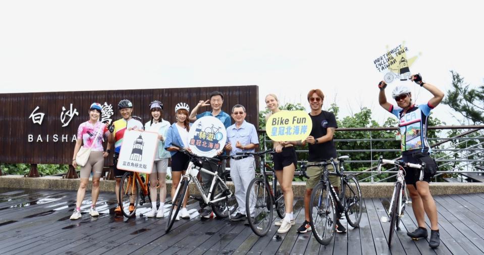 陳煜川處長（右三）、施宗泓副處長（右四）與踩線團在白沙灣遊客中心前合影。（北觀處提供）