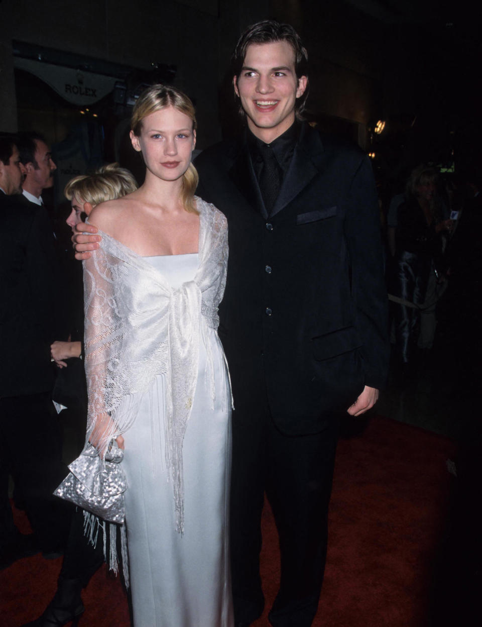 <p>Ils ont formé un couple durant près de trois ans, avant de prendre des chemins différents en 2001. La raison ? Ashton Kutcher n’aurait pas soutenu January Jones qui, après avoir connu le succès dans le monde du mannequinat, souhaitait se tourner vers le septième art. Hasard ou non, l’acteur sera également convaincu que sa compagne avait une liaison avec Bruce Willis, l’époux de Demi Moore à l’époque, durant leur relation. Une anecdote que la star de « Ghost » révèlera elle-même dans ses mémoires.</p><br>