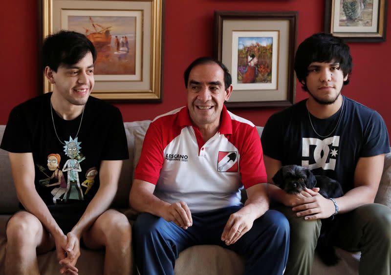 El candidato presidencial de Perú, Yonhy Lescano (C), habla con Reuters junto a sus hijos Juan Alfonso Lescano (L) y José Ignacio Lescano, en Lima, Perú