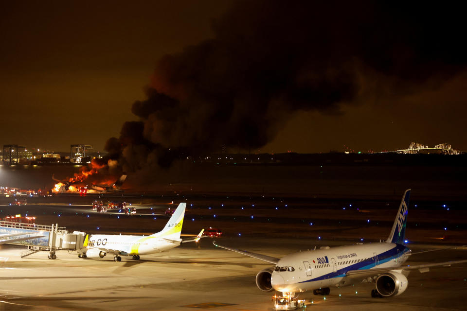 中華航空2日公告，因日本東京羽田機場關閉，原定晚間CI222班機台北松山至東京羽田及3日上午CI223班機東京羽田至台北松山航班，將延後起飛。（路透社）