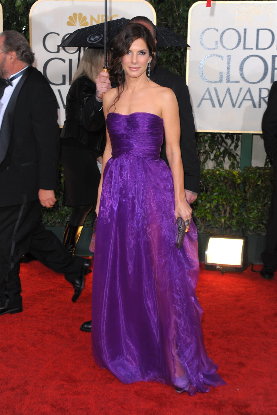 La intérprete se enfundó este diseño morado con escote palabra de honor de Bottega Veneta para recoger su premio a la Mejor actriz dramática por 'The Blind Side' (2009). (Foto: Jason Merritt / Getty Images)