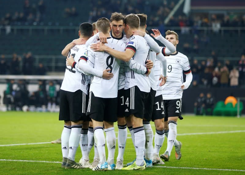 Foto del sábado del futbolista alemán Leon Goretzka celebrando junto a sus compañeros tras marcarle a Bielorrusia