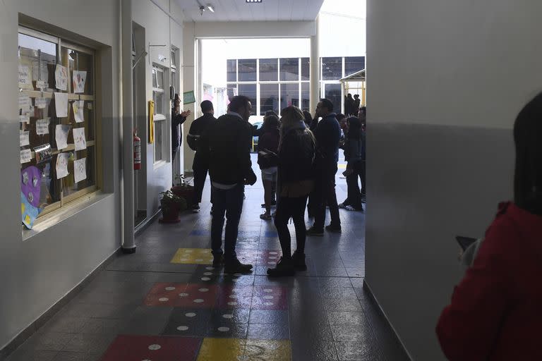 Los padres y madres de los chicos, reunidos en el jardín de infantes