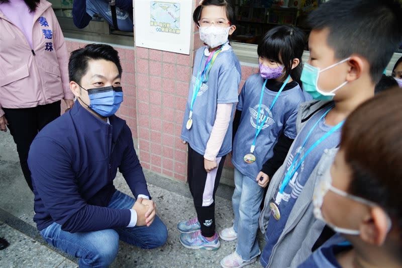 蔣萬安赴松山國小，關心開學日情況。（圖／北市府提供）