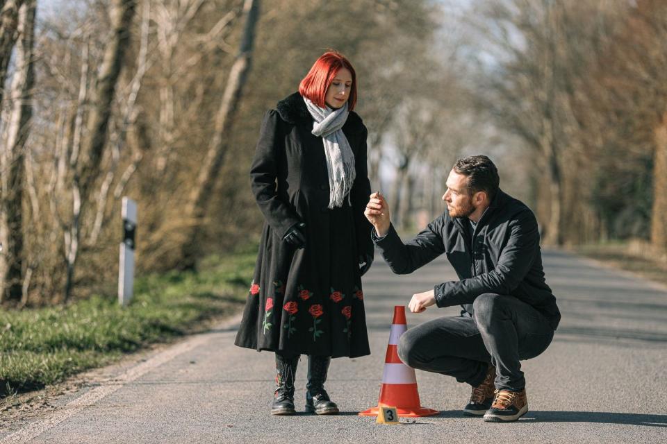 Am Mittwoch, 11., und Donnerstag, 12. August, 23.15 Uhr, ist Lydia Benecke wieder einmal prominent im TV zu sehen: Das ZDF zeigt vier Folgen der neuen True-Crime-Dokureihe "Tod in ...", in der sie mit Moderator Sven Voss Schauplätze von kapitalen Verbrechen besucht und Taten sowie Ermittlungen aus psychologischer Sicht einordnet. (Bild: ZDF / Ralf Gemmecke)