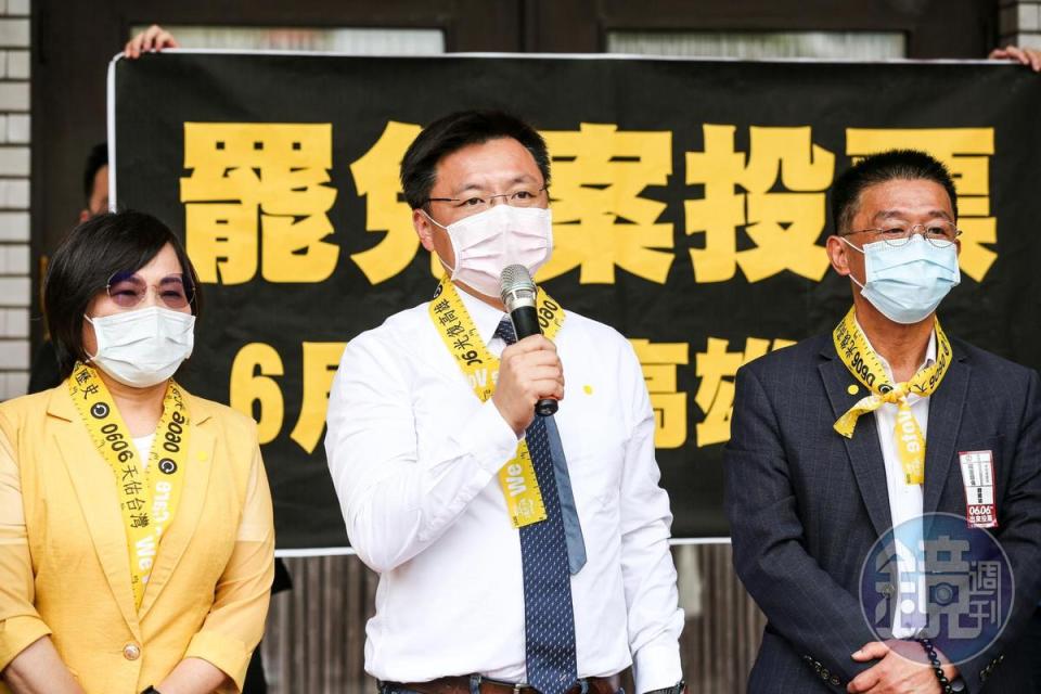 民進黨立委趙天麟批評韓國瑜市府違法放大絕，阻撓罷免投開票所借用。