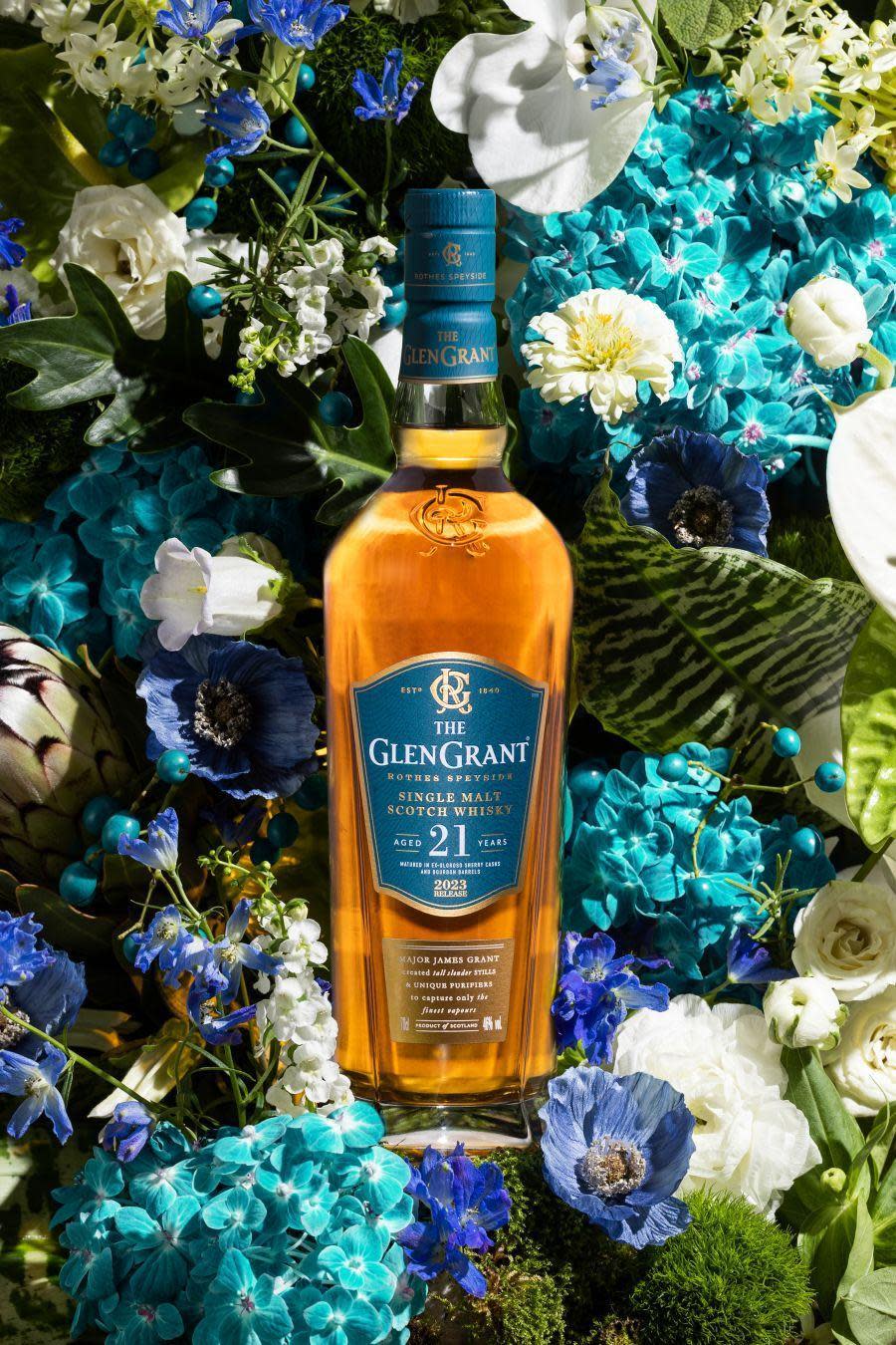 蘇格蘭單一麥芽威士忌品牌格蘭冠（GLEN GRANT）發表最新21年酒款，以60%波本桶與40%初次Oloroso雪莉桶老酒勾兌，散發怡人花果香、蜂蜜氣味，讓人有如置身花園。建議售價約NT$6,600。