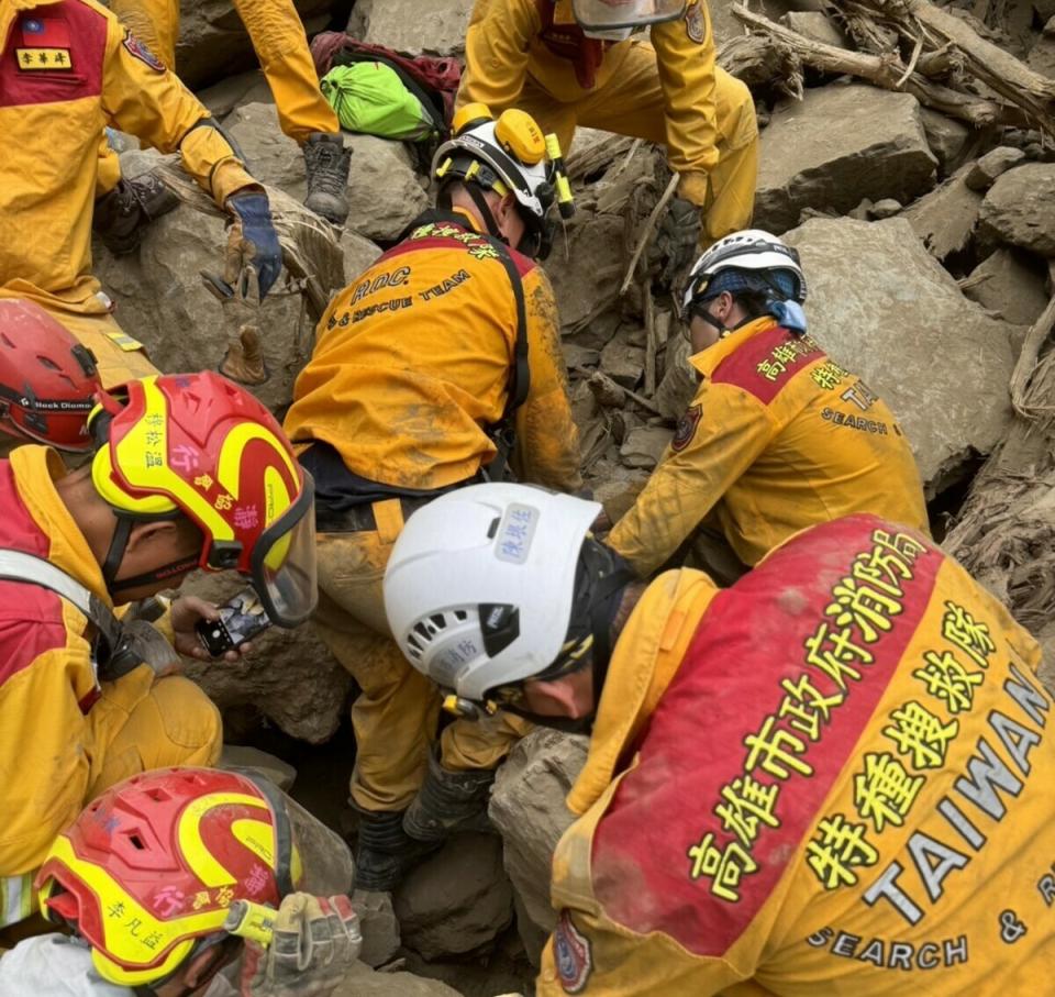 太魯閣國家公園「砂卡礑步道」有 6 人失聯，因人數最多，成為搜救重點。然因當地包括下雨、頻繁餘震且有落石坍方情況，搜救隊現已暫停挖掘。   圖：高雄市消防局/提供