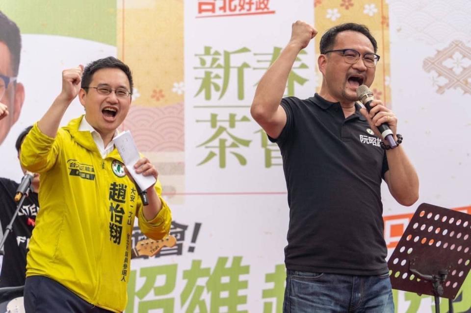 阮昭雄（右）替民進黨台北市大安文山區議員候選人趙怡翔（左）站台。   圖：翻攝自趙怡翔臉書