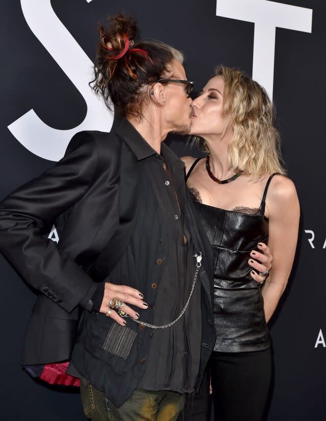 The couple shared a kiss on the red carpet!