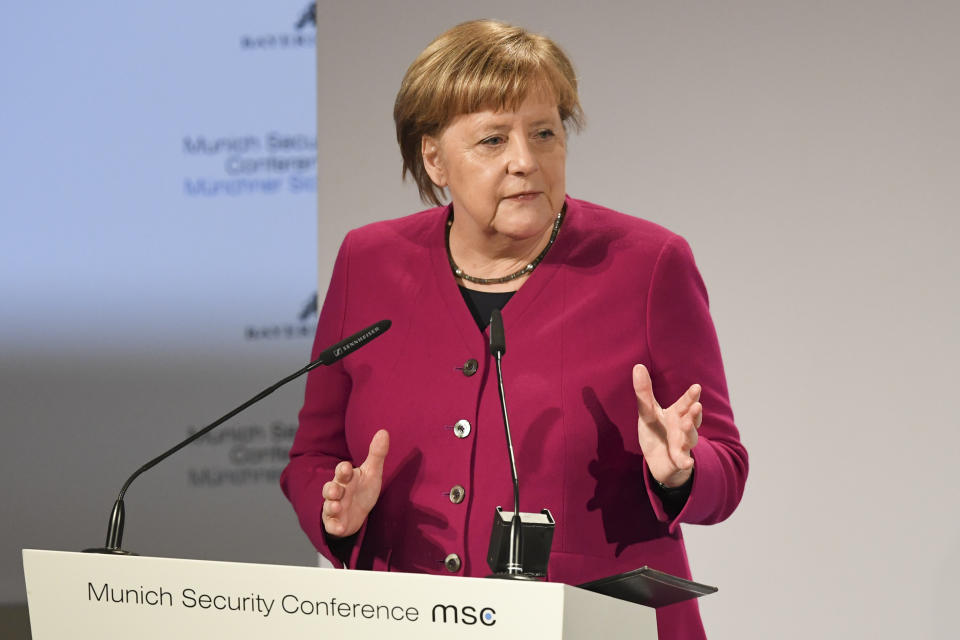 La canciller alemana Angela Merkel durante un discurso en la Conferencia de Seguridad de Múnich, Alemania, el sábado 16 de febrero de 2019. (AP Foto/Kerstin Joensson)