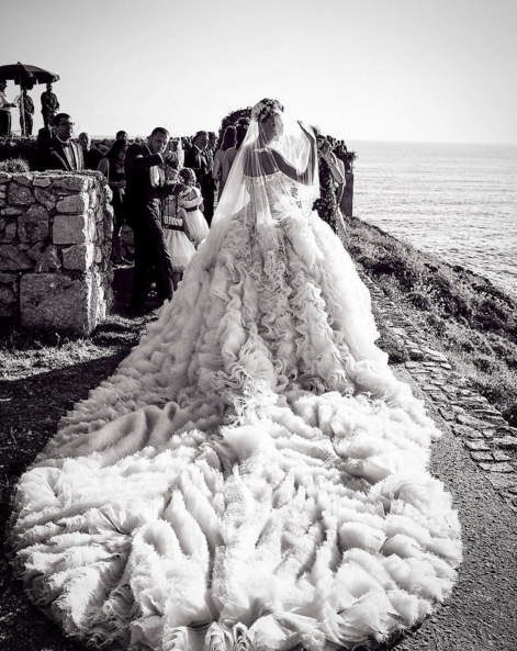 <p>La rédactrice mode Giovanna n'a reculé devant rien pour son grand mariage blanc. Elle a ainsi rejoint l'autel vêtue de cette IMMENSE robe Alexander McQueen, avant d'opter pour une tenue un peu plus courte… <i>[Photo : Instagram/Giovanna Battaglia]</i></p>