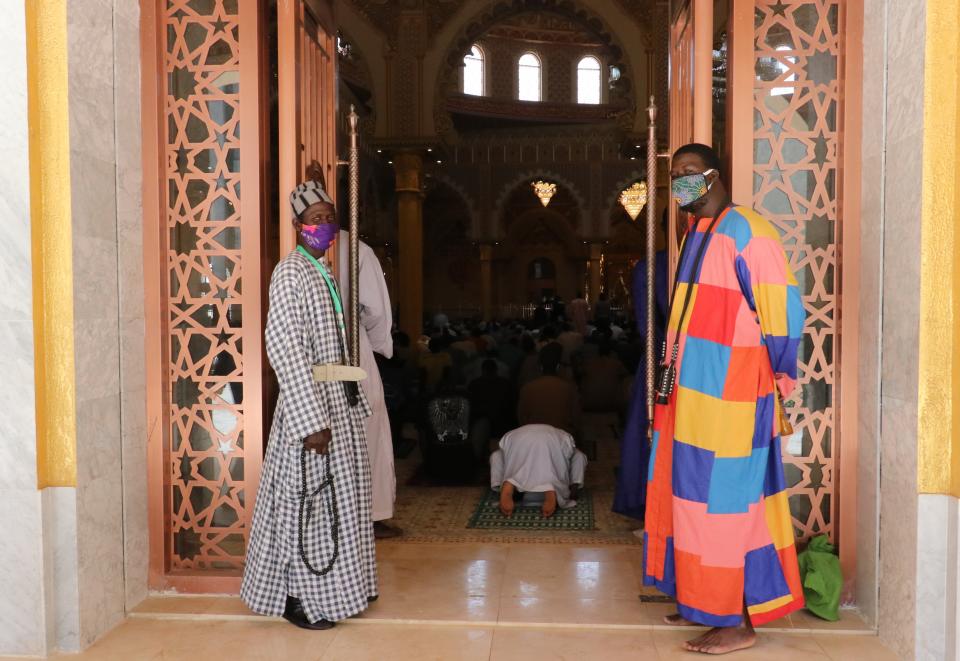 Los habitantes de Senegal no han dejado de lado sus coloridas túnicas y elegantes sandalias por la pandemia de la covid-19 (Getty Images)